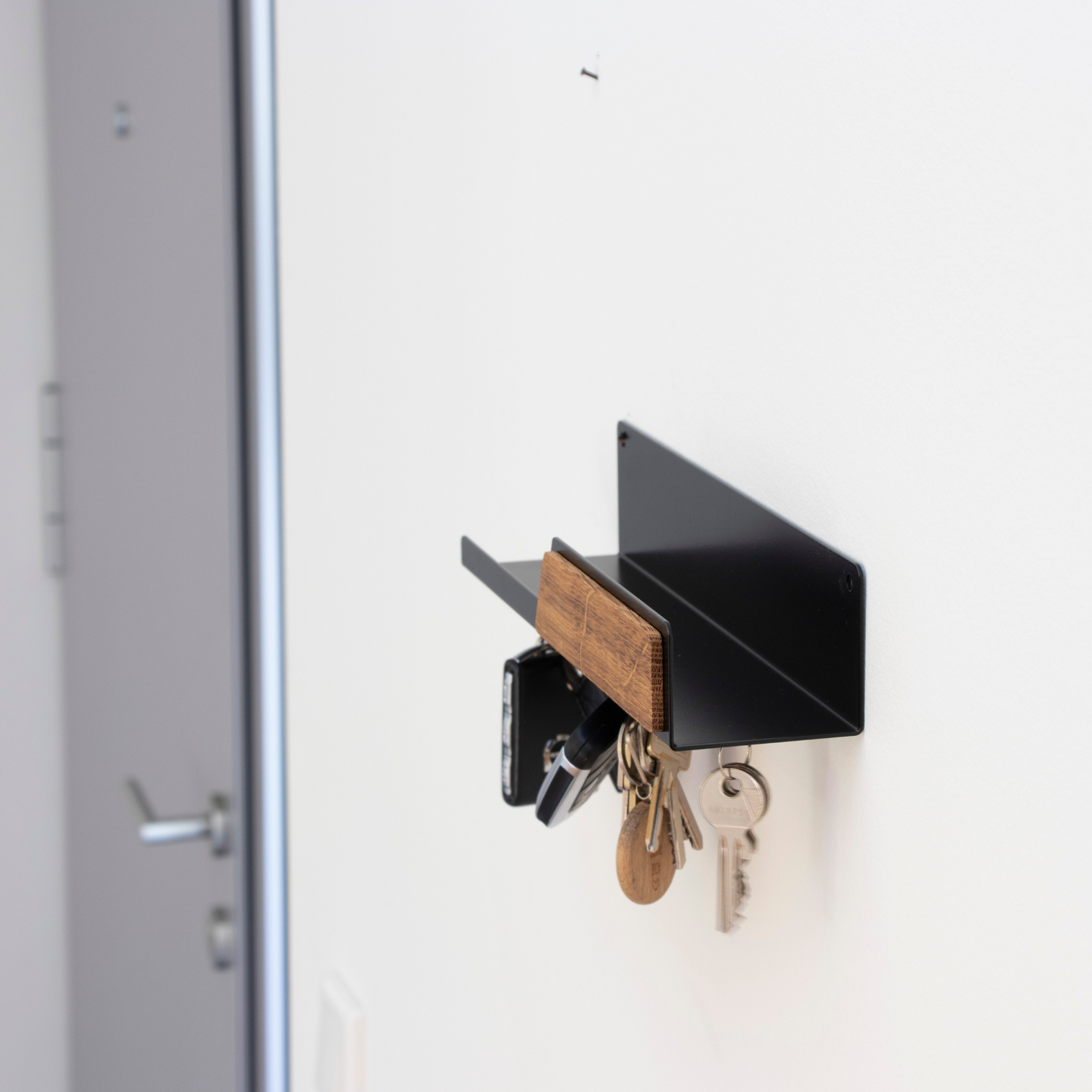 Magnetic key rack with wooden shelf 
